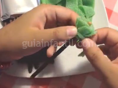 Cómo hacer una escoba dulce de Halloween. Paso 3 Cómo hacer una escoba dulce de Halloween. Paso 3