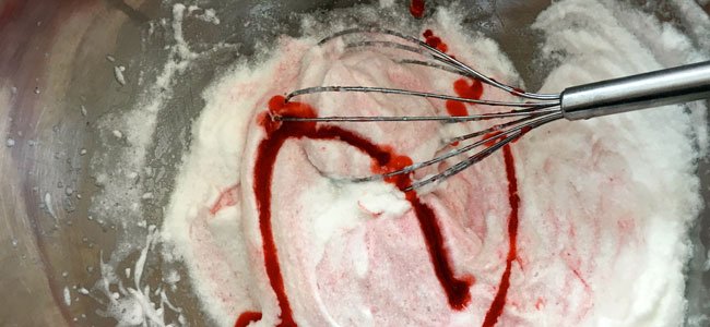 Mousse de fresas y coco Mezclar fresas con claras