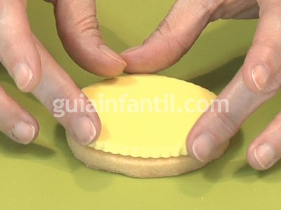 Receta de galleta con forma de medalla. Paso 3 Receta de galleta con forma de medalla. Paso 3