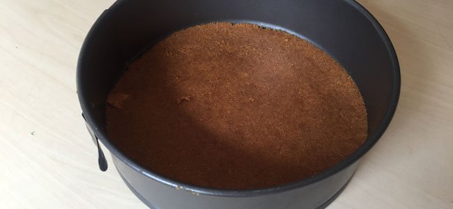 Molde con galletas para el cheescake Galletas en el molde del cheescake