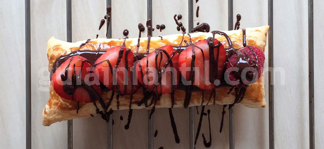 Hojaldre con fresas y chocolate. Paso 3