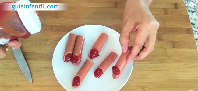 Hot dog de dedos sangrientos para Halloween. Paso 2 Hot dog de dedos sangrientos para Halloween. Paso 2