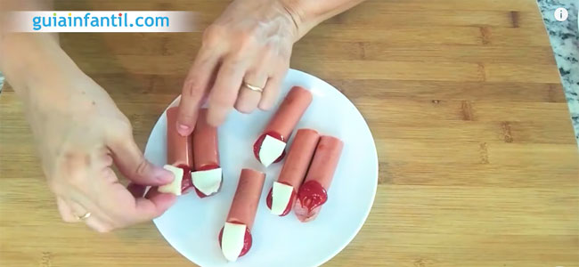 Hot dog de dedos sangrientos para Halloween. Paso 3 Hot dog de dedos sangrientos para Halloween. Paso 3