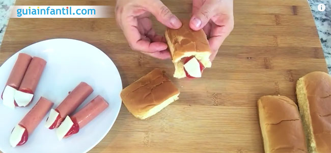 Hot dog de dedos sangrientos para Halloween. Paso 4 Hot dog de dedos sangrientos para Halloween. Paso 4