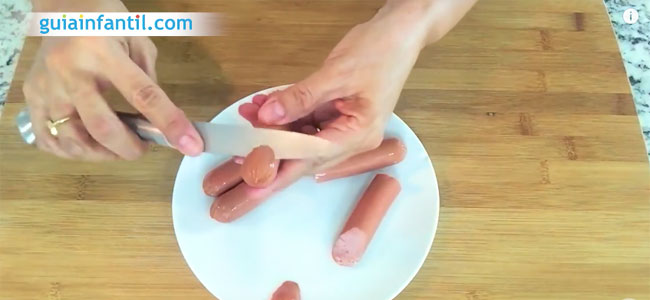 Hot dog de dedos sangrientos para Halloween. Paso 2 Hot dog de dedos sangrientos para Halloween. Paso 1