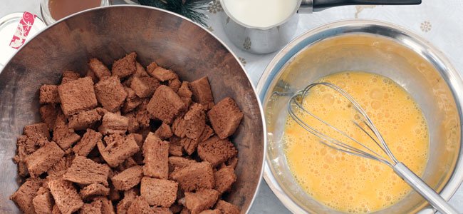 Cómo hacer un pudding de coco y chocolate Se bate el huevo