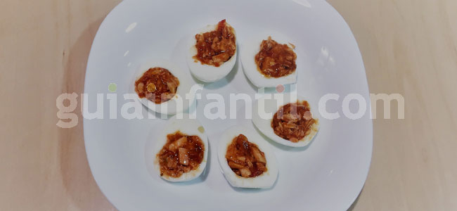 Huevos rellenos con forma de muñeco de nieve. Paso 2