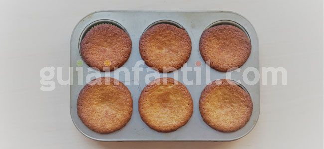 Jardineras de cupcakes de rosas y fresas. Paso 2