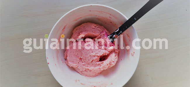 Jardineras de cupcakes de rosas y fresas. Paso 3