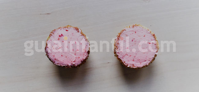 Jardineras de cupcakes de rosas y fresas. Paso 4