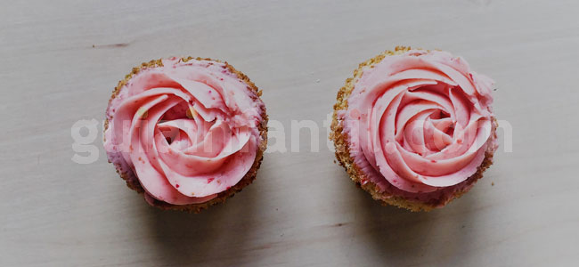 Jardineras de cupcakes de rosas y fresas. Paso 5