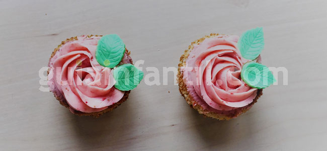 Jardineras de cupcakes de rosas y fresas. Paso 6