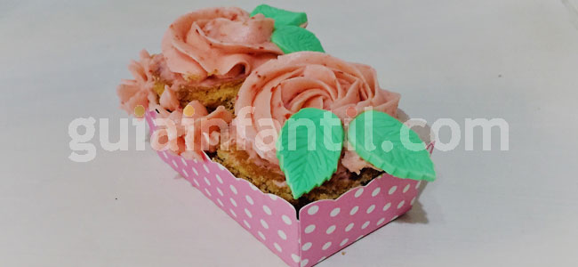 Jardineras de cupcakes de rosas y fresas. Paso 7
