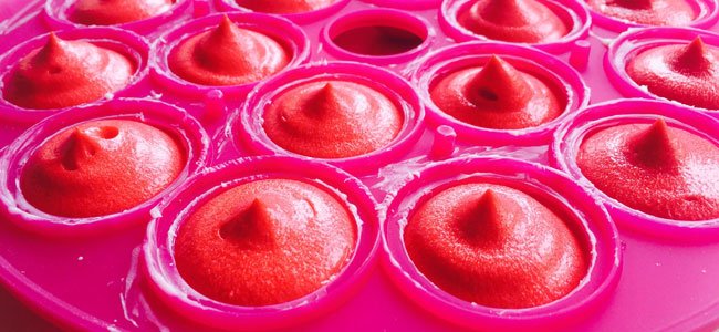 Cómo hacer cupes cakes para San Valentín Moldes con cup cakes rojos