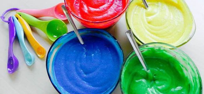 Vasitos de magdalenas de colores para Carnaval Mezcla de colores para los vasitos de Carnaval