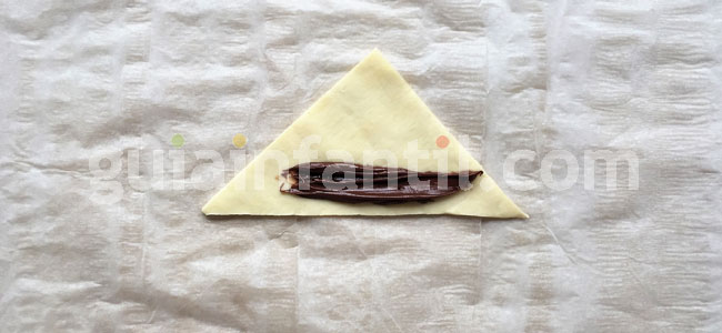 Mini croissant relleno de plátano y chocolate. Paso 2