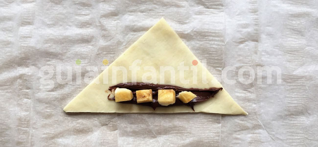 Mini croissant relleno de plátano y chocolate. Paso 3