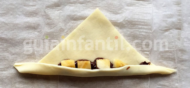 Mini croissant relleno de plátano y chocolate. Paso 4