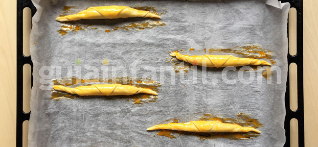 Mini croissant relleno de plátano y chocolate. Paso 5