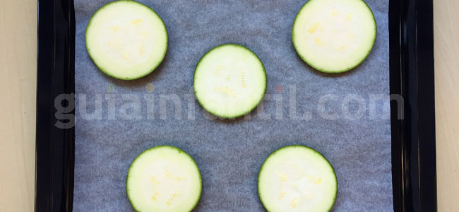 Mini pizza con arañas para Halloween. Paso 1