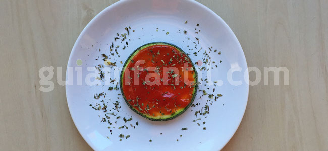 Mini pizza con arañas para Halloween. Paso 2