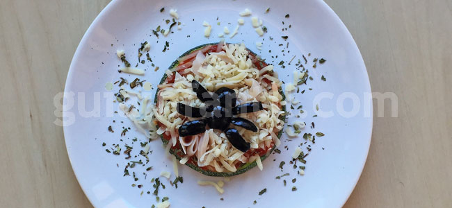 Mini pizza con arañas para Halloween. Paso 4