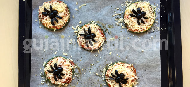 Mini pizza con arañas para Halloween. Paso 5