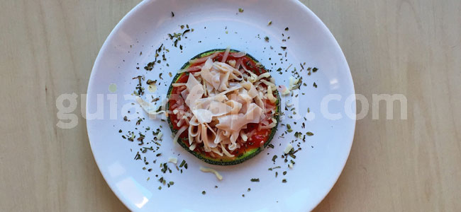 Mini pizza con arañas para Halloween. Paso 1