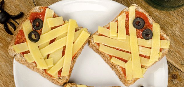 Tostadas con forma de momia para Halloween Tostadas con forma de momia para Halloween