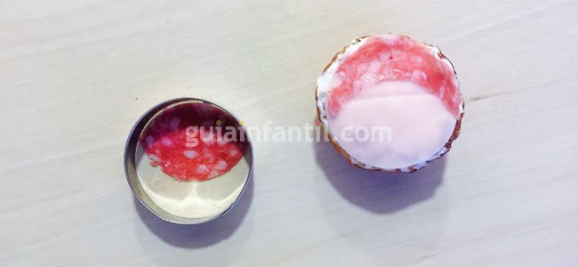 Canapé con la cara de Santa Claus. Paso 4 Canapé con la cara de Santa Claus. Paso 4