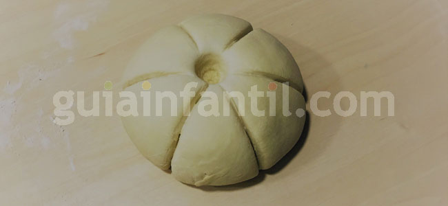Pan con forma de calabaza para Halloween. Paso 3 Pan con forma de calabaza para Halloween. Paso 3