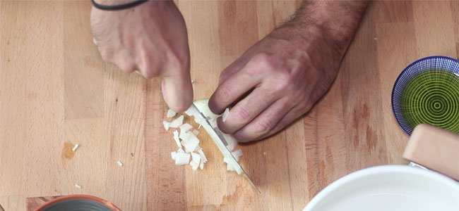 Picar cebolla para el puré de zanahoria Pica cebolla