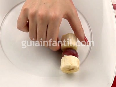 Bastón de caramelo con uva y plátano. Paso 2