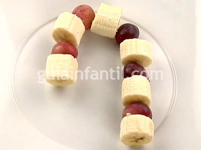 Bastón de caramelo con uva y plátano. Paso 3