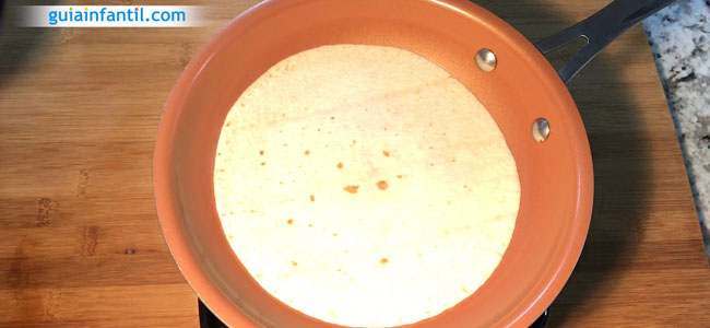 Cómo hacer quesadillas de jamón y queso. Paso 1 Cómo hacer quesadillas de jamón y queso. Paso 1