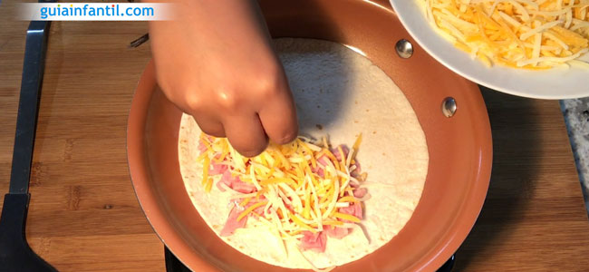 Cómo hacer quesadillas de jamón y queso. Paso 2 Cómo hacer quesadillas de jamón y queso. Paso 2