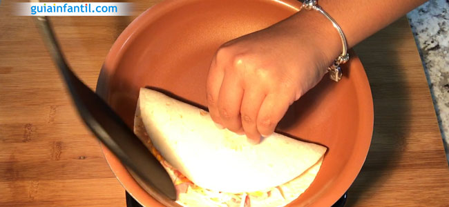 Cómo hacer quesadillas de jamón y queso. Paso 3 Cómo hacer quesadillas de jamón y queso. Paso 3