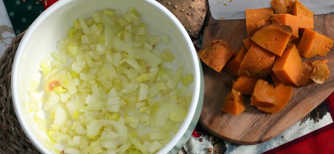 Crema de castañas y boniatos Rehogar cebolla