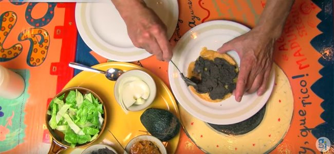 Cómo hacer una tostada de tinga