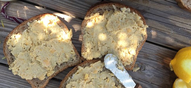 Cómo hacer el sándwich de hummus Tostadas con hummus