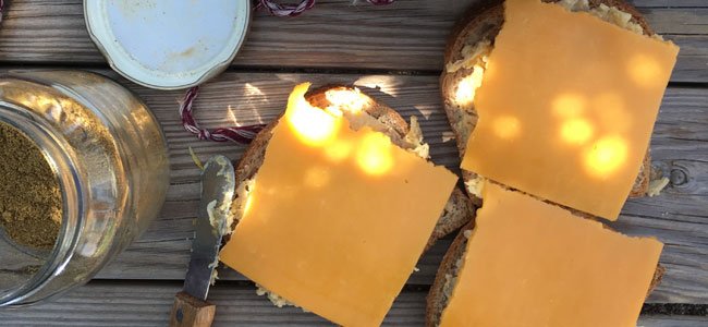 Sándwich de hummus y queso Queso en rebanadas