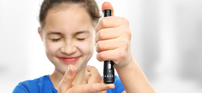 Niño controla su diabetes