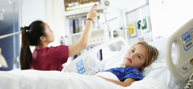 Trasplantes a los niños Niña en el hospital