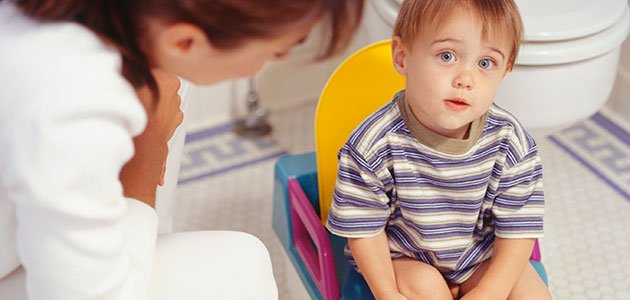 Calendario de progresos de un niño con enuresis Niño en orinal