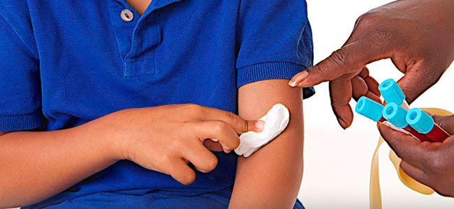 Anemia infantil tratamiento Niño haciéndose análisis de sangre