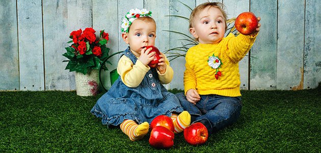 Alimentos antioxidantes para niños Niños con manzanas