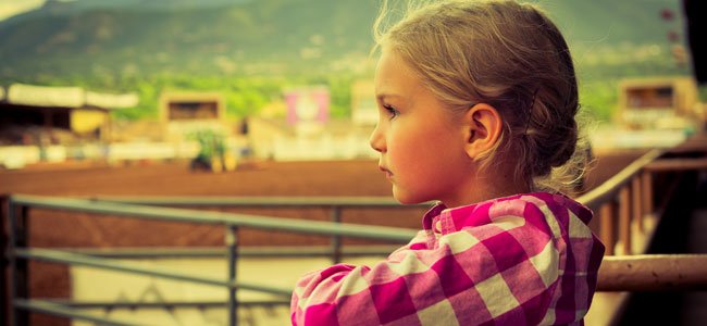 Autismo infantil Niño con mirada ausente
