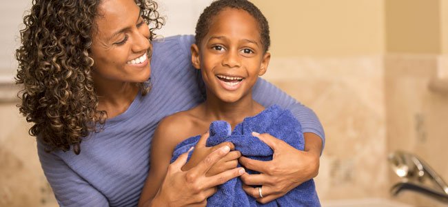 La hora del baño, una ayuda para no mojar la cama