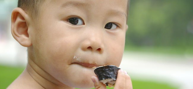 Los peligros de dar carne cruda a niños Bebé come sushi