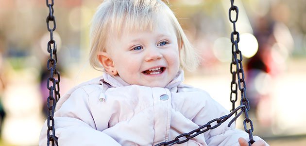 Bebé en columpio del parque